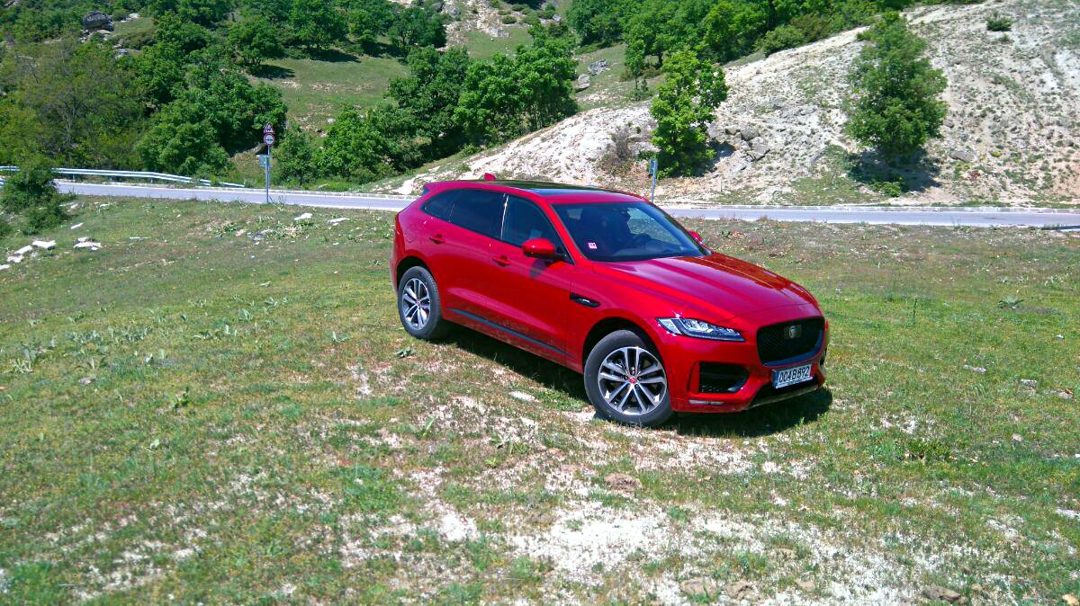 Jaguar F-Pace не е само красива опаковка